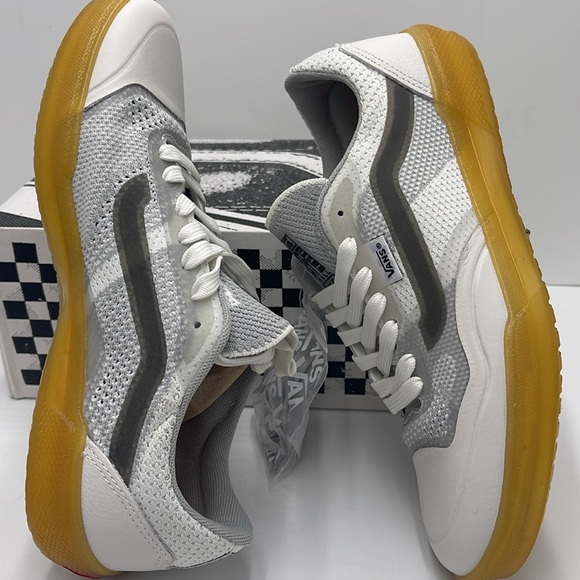 Vans WMNS Ave Knit. White/Gum
VN0005UW9DH
Sneakers - Picture 11 of 16